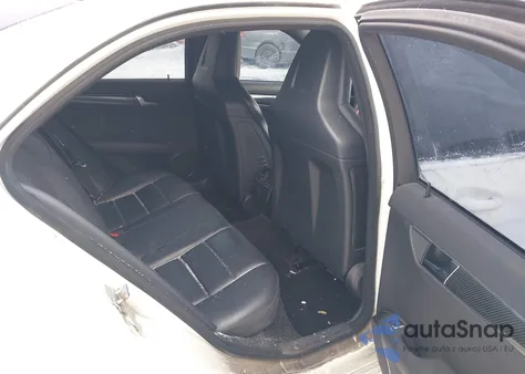 2010 Mercedes-Benz C 63 Amg z USA, uszkodzony, nr VIN WDDGF7HB4AF404144